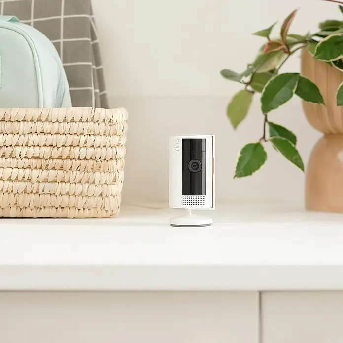 Ring Innenkamera Indoor Cam 2. Gen. - 1.080 Pixel (Full HD), Weiß, 1 Stk. - Nahaufnahme einer Ring Indoor Cam der 2. Generation in Weiß, die auf einer weißen Oberfläche steht und moderne Sicherheit bietet.