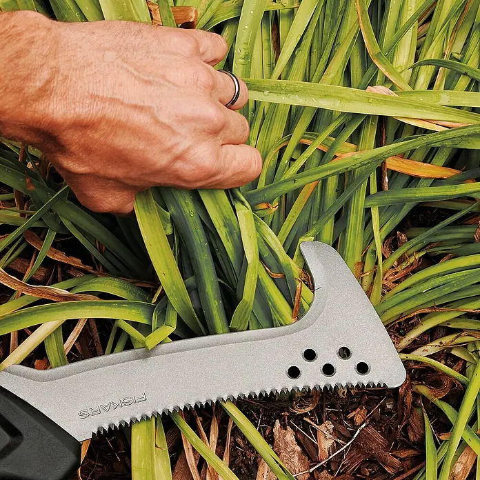 Fiskars Solid Machete mit Sägekante - Länge: 45 cm - Detailaufnahme einer Fiskars Gartensäge mit gezahnter Klinge, ideal für Gartenarbeiten und Baumschnitt.