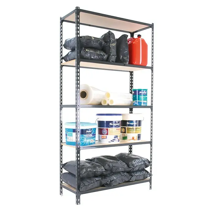 Simonrack Maderclick Metallregal Maderclick Plus - H x B x T: 200 x 100 x 40 cm, Traglast pro Boden: 150 kg, Anzahl Böden: 5 Stk., Stecken, Anthrazitgrau - Ein Regal mit fünf Holzregalböden, gefüllt mit Farbeimern, Plastikfolie und Sandsäcken. Das Metallregal ist mit verschiedenen Artikeln beladen.