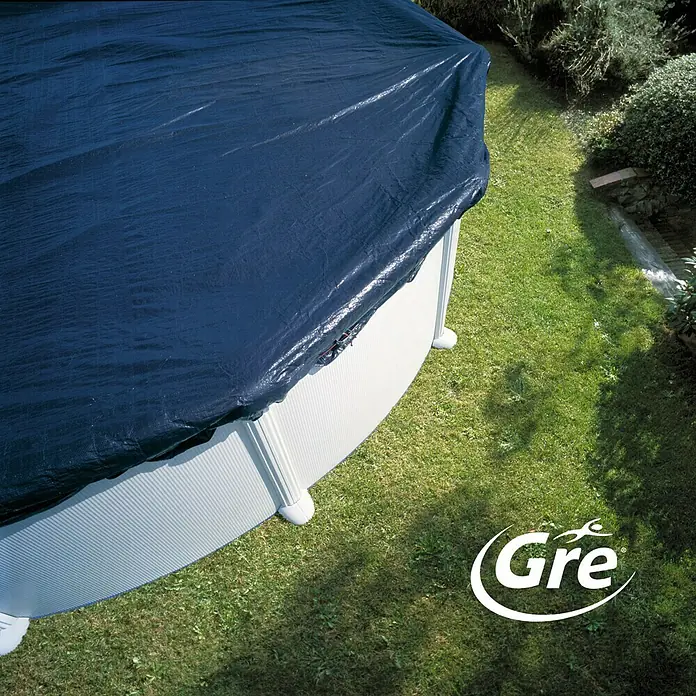 Gre Cubierta protectora invernal - Diámetro: 480 cm - La imagen muestra una cubierta de piscina GRE azul oscuro, sobre una piscina redonda en un jardín, protegiéndola de la suciedad.