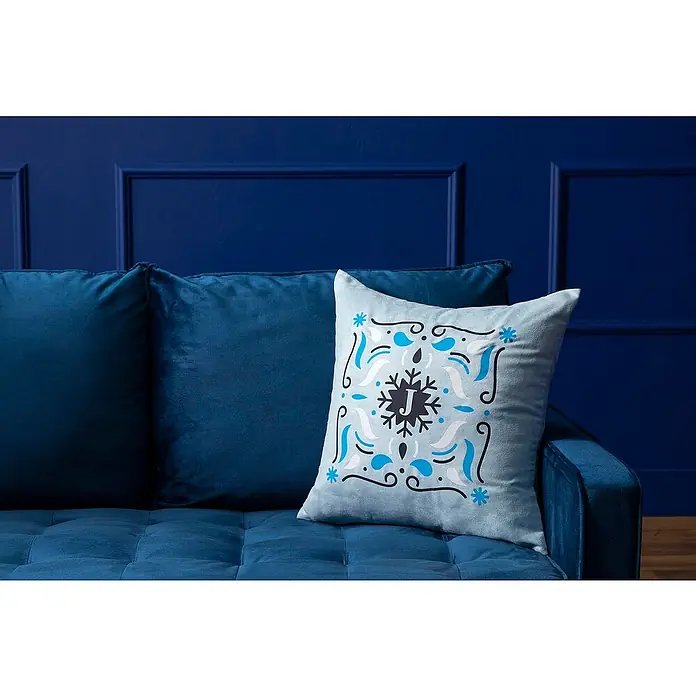 Cricut Maker Schneideplotter Maker 3 - Blau, Bluetooth, Schnittbreite: 29,7 cm, Schnittlänge: 3,6 m - Dekokissen mit einem blauen Muster und dem Buchstaben J, das auf einem blauen Sofa liegt, für eine gemütliche Atmosphäre.