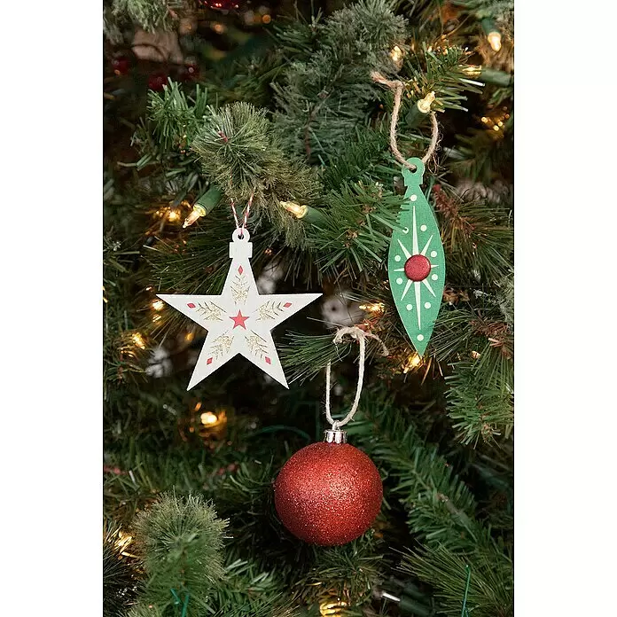 Cricut Joy Schneideplotter Starter Bundle - Türkis/Weiß, Bluetooth, Schnittbreite: 10,4 cm, Schnittlänge: 1,2 m - Drei hängende Weihnachtsornamente: ein weißer Stern, ein grünes stilisiertes Oval und eine rote Glitzerkugel.