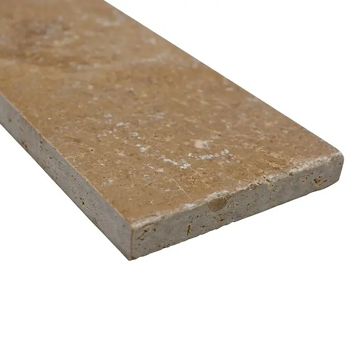 Sockelfliese Noce SO 44470 - 7 x 40,6 cm, Beige/Braun, Matt - Nahaufnahme einer beigen Travertinfliese mit natürlicher Textur auf schwarzem Hintergrund.