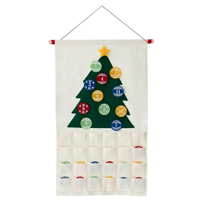 Cricut Maker Schneideplotter Maker 3 - Blau, Bluetooth, Schnittbreite: 29,7 cm, Schnittlänge: 3,6 m - Weihnachtlicher Adventskalender mit aufgenähtem Weihnachtsbaum und nummerierten Schmuckstücken in bunten Farben. Der Kalender hängt an einer roten Kordel.