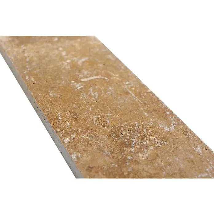 Sockelfliese Noce SO 44470 - 7 x 40,6 cm, Beige/Braun, Matt - Nahaufnahme einer polierten Travertinfliese mit einer warmen, erdigen Farbpalette und natürlichen Mustern.