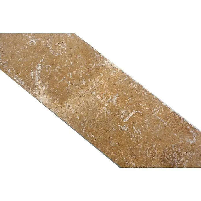 Sockelfliese Noce SO 44470 - 7 x 40,6 cm, Beige/Braun, Matt - Nahaufnahme einer beigen Travertinfliese, die ihre einzigartige Textur und natürliche Farbvariation hervorhebt. Ideal für stilvolle Innenräume.