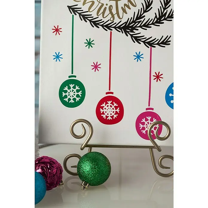 Cricut Maker Schneideplotter Maker 3 - Blau, Bluetooth, Schnittbreite: 29,7 cm, Schnittlänge: 3,6 m - Festliches Weihnachtsgemälde auf Leinwand mit Christbaumkugeln und goldenem Schriftzug, präsentiert auf einer goldenen Staffelei.