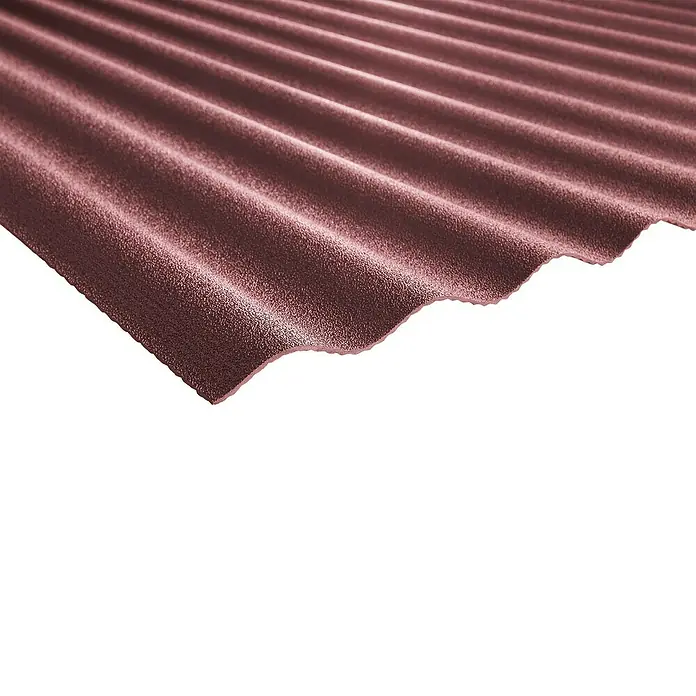 Gutta Guttanit Wellplatte - 2.000 x 900 x 2,25 mm, Kunststoff, Rot - Nahaufnahme einer gewellten, burgunderroten Metallfassadenplatte mit körniger Textur.