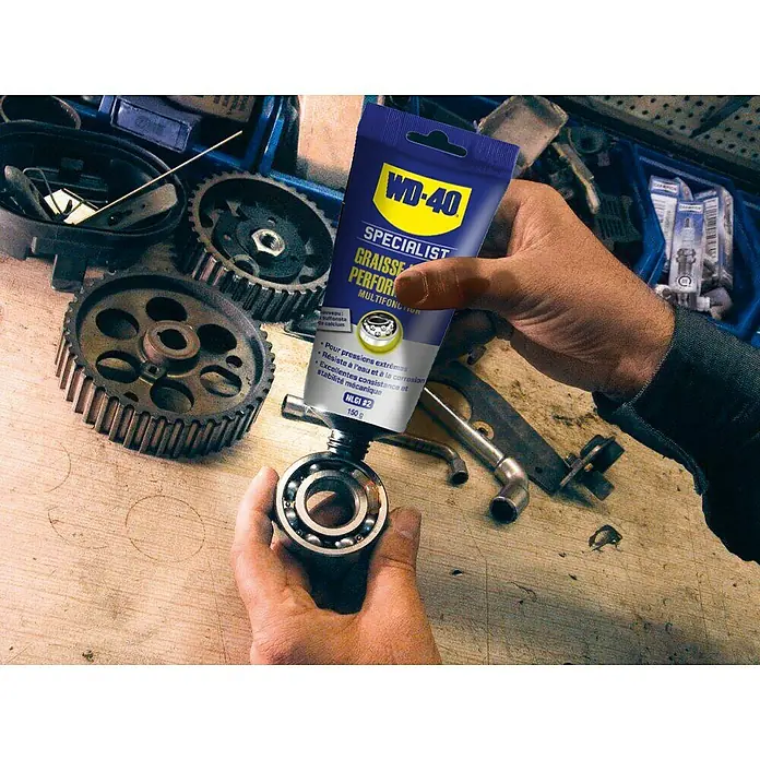 WD-40 Specialist Grasa lubricante - 150 ml - Grasa de alto rendimiento WD-40 Specialist aplicándose a un rodamiento de bolas, ideal para aplicaciones de presión extrema y protección contra la corrosión.