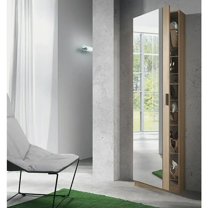 Zapatero Kristal - L x An x Al: 20 x 50 x 180 cm, Roble, Espejo - Un zapatero con puerta de espejo, parcialmente abierto, que revela múltiples compartimentos para zapatos en una habitación moderna con silla clara.