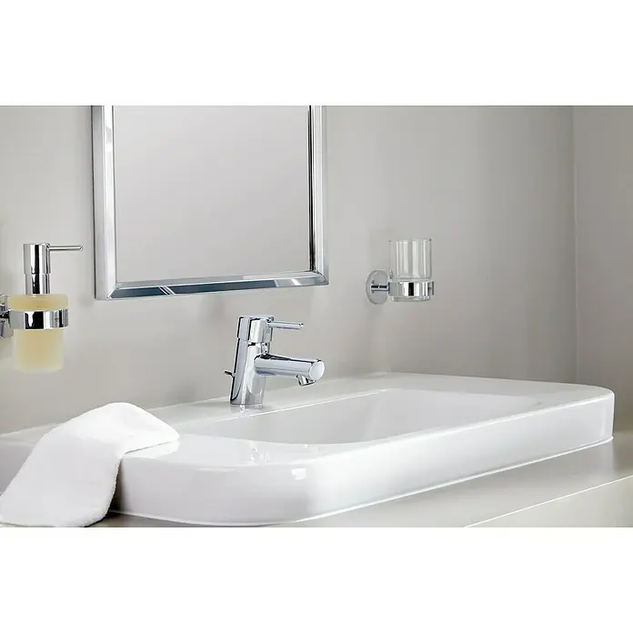 Grohe Essentials Seifenspender - Mit Halterung, Chrom, Glänzend - Nahaufnahme einer modernen Waschbeckenarmatur mit Seifenspender, Becherhalter und Spiegel.