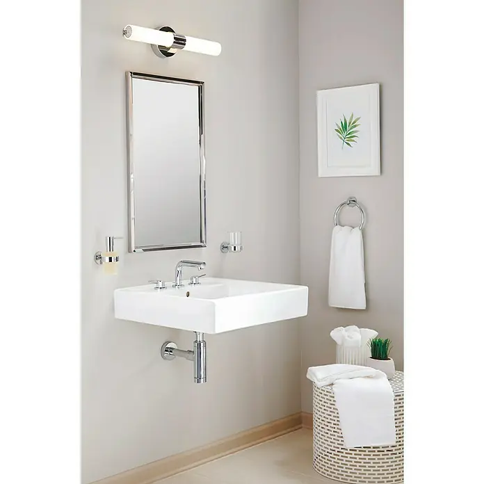 Grohe Essentials Handtuchring - Chrom, Glänzend - Ein Badezimmer mit einem modernen Waschbecken, einem Spiegel und Handtüchern. Die Armatur ist aus Chrom und das Waschbecken ist weiß.