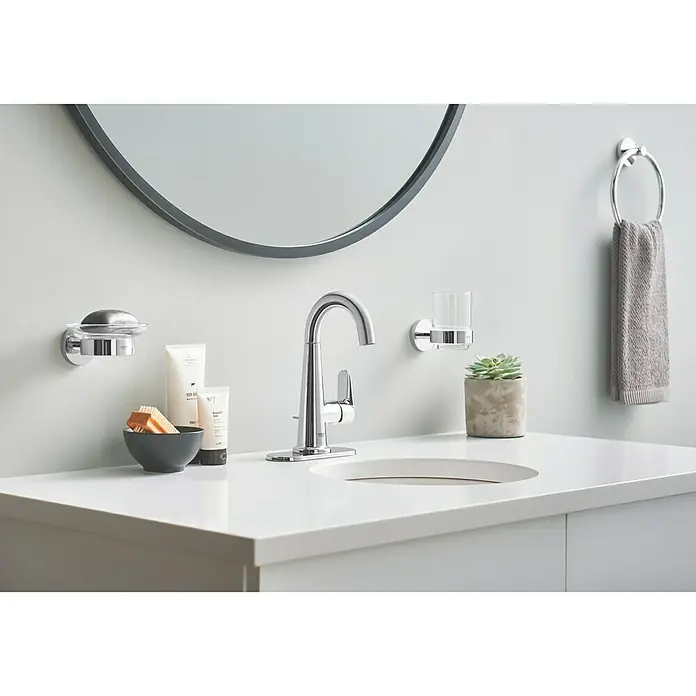 Grohe Essentials Handtuchring - Chrom, Glänzend - Bild einer modernen Badezimmerarmatur mit Waschbecken, Spiegel und Accessoires wie Seifenschale und Handtuchring.