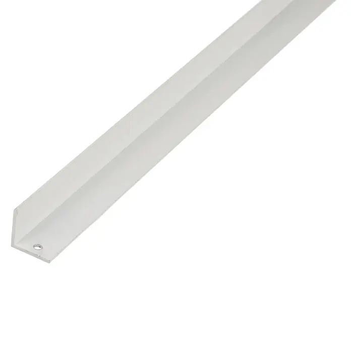 Kantoflex Winkelprofil - L x B x H: 2.600 x 20 x 20 mm, Stärke: 1,5 mm, Aluminium, Weiß, Lackiert - Nahaufnahme einer weißen Eckleiste aus Kunststoff mit einem kleinen Loch, ideal für Möbel oder Wandverkleidungen.