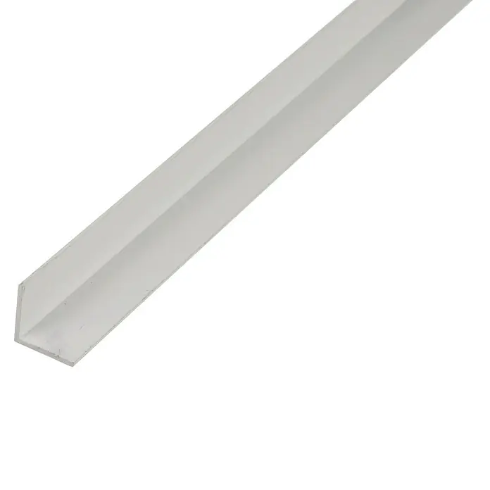 Kantoflex Winkelprofil - L x B x H: 2.600 x 15 x 15 mm, Stärke: 1 mm, Aluminium, Weiß, Lackiert - Nahaufnahme eines weißen Eckprofils aus Kunststoff, das sich diagonal über einen hellen Hintergrund erstreckt und seine Struktur betont.