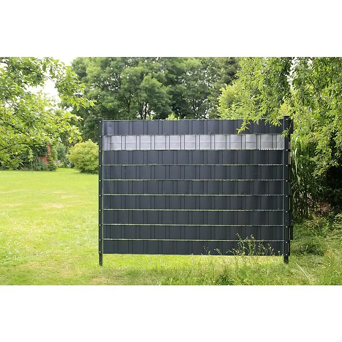 Videx Garden Sichtschutzstreifen - Anthrazit, 35 m x 19 cm, PVC - Moderner grauer Sichtschutzzaun im Garten. Das Produkt bietet Privatsphäre und fügt sich gut in die grüne Umgebung ein.