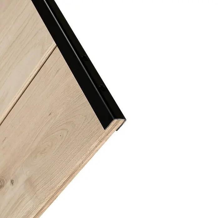 Kornik Holzschiebetür Industrial Basic - 95 x 206 cm, Eiche - Detailaufnahme einer hellen Holzplatte mit einer schwarzen Kante. Das Holz ist hellbraun und hat eine feine Maserung.