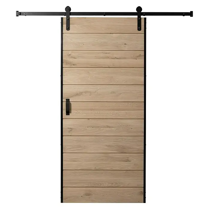 Kornik Holzschiebetür Industrial Basic - 95 x 206 cm, Eiche - Foto einer hellbraunen Schiebetür mit schwarzem Griff und Beschlägen. Die Tür ist aus horizontalen Holzpaneelen gefertigt.