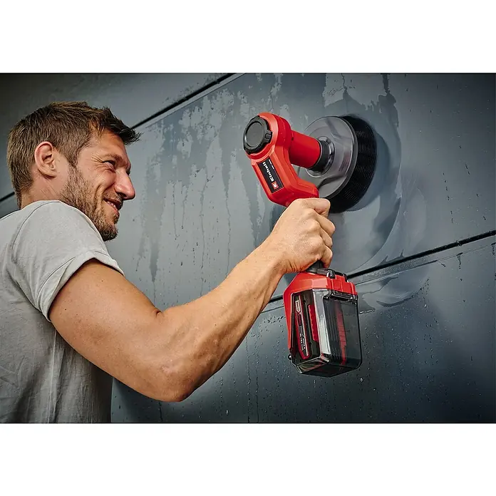Einhell Power X-Change 18V Ersatzbürste SOFT 170/40 - Passend für: Einhell Power X-Change 18V Akku-Reinigungsbürste Picobella 18/90 - Ein Mann verwendet den Einhell Akku-Universalreiniger PICOBELLA zum Reinigen einer Wand.
