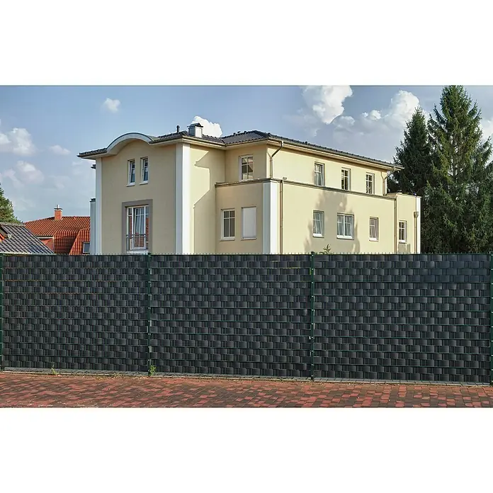 Videx Sichtschutzstreifen - Anthrazit, 2 Stk., 200 x 9,5 cm - Sichtschutzzaun aus dunklen Kunststoffstreifen mit grünen Pfosten vor einem Haus.