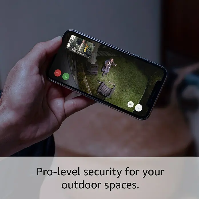 Ring Überwachungskamera Spotlight Cam Pro Wired - Weiß, Auflösung: 1.080 Pixel (Full HD), Festverdrahtet - Auf dem Smartphone ist eine Live-Ansicht der Ring-Überwachungskamera zu sehen, die für mehr Sicherheit im Außenbereich sorgt.