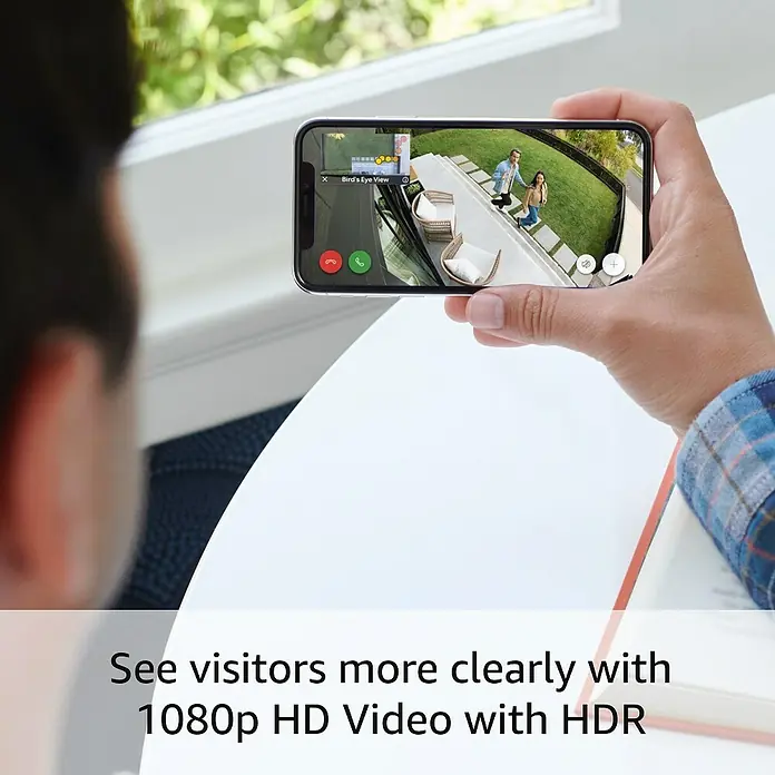 Ring Überwachungskamera Spotlight Cam Pro Wired - Weiß, Auflösung: 1.080 Pixel (Full HD), Festverdrahtet - Person, die auf einem Smartphone 1080p HD Video mit HDR von einer Überwachungskamera ansieht, um Besucher klarer zu erkennen.