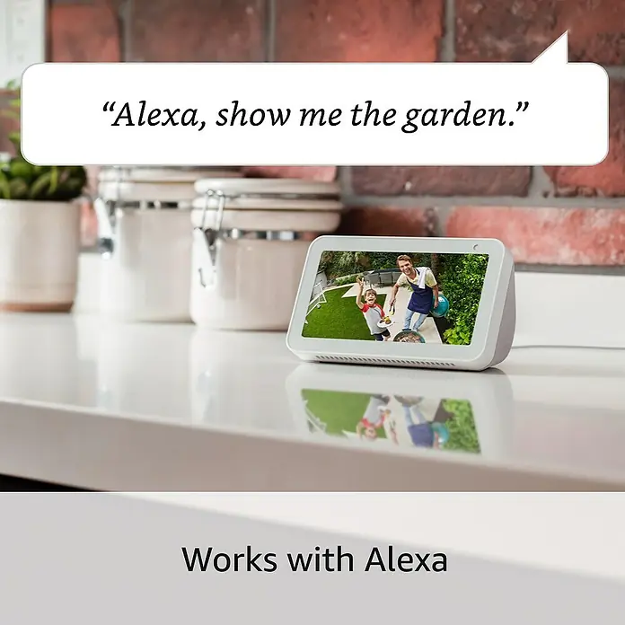 Ring Überwachungskamera Spotlight Cam Pro Wired - Weiß, Auflösung: 1.080 Pixel (Full HD), Festverdrahtet - Intelligenter Echo Show mit Alexa. Dieser smarte Lautsprecher zeigt ein Video von einem Vater und seinem Kind im Garten.