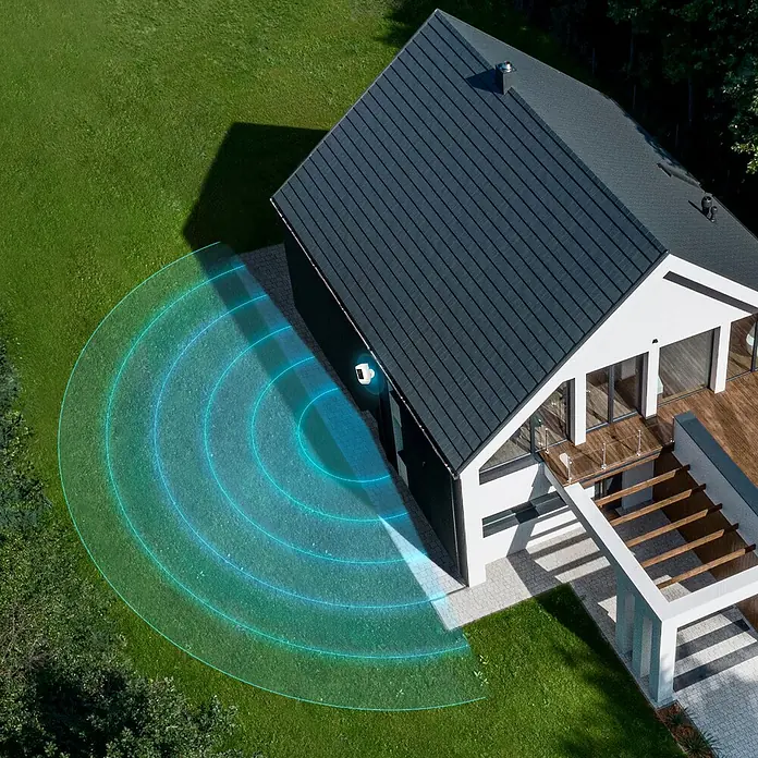 Ring Überwachungskamera Spotlight Cam Pro Wired - Weiß, Auflösung: 1.080 Pixel (Full HD), Festverdrahtet - Eine kabellose Überwachungskamera am Haus mit Überwachungsbereich dargestellt. Die Kamera sorgt für Sicherheit rund ums Haus.