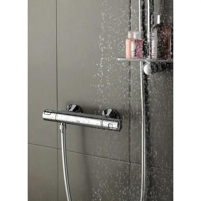 Grohe Grifo con termostato Precision Start - Ancho: 8 cm, Cromo, Resplandeciente - Primer plano de un moderno sistema de ducha termostática cromada con gotas de agua, que muestra su diseño elegante y funcionalidad avanzada.