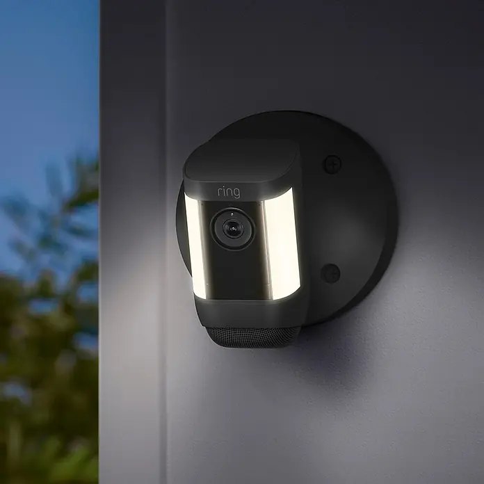 Ring Überwachungskamera Spotlight Cam Pro Wired - Schwarz, Auflösung: 1.080 Pixel (Full HD), Festverdrahtet - Ring Sicherheitskamera mit Flutlicht. Eine Überwachungskamera mit LED-Leuchten beleuchtet den Aussenbereich und sorgt für mehr Sicherheit rund ums Haus.