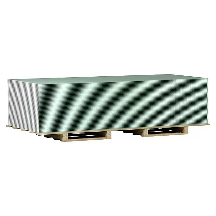 Knauf Gipskartonplatte Greenboard Plus - 3.000 x 1.250 x 12,5 mm, Imprägniert - Stapel hellgrüner Trockenbauplatten auf einer Holzpalette, bereit für den Bau.