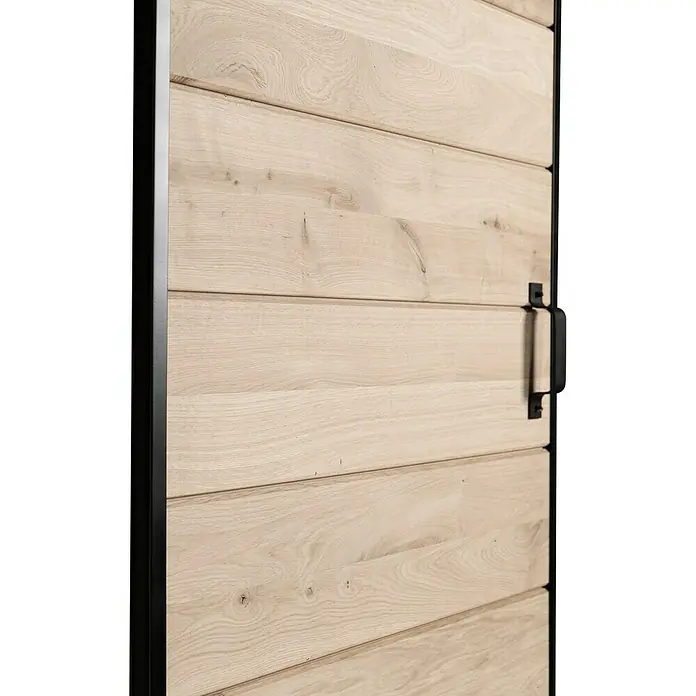 Kornik Holzschiebetür Industrial Basic - 95 x 206 cm, Eiche - Nahaufnahme einer modernen Schiebetür aus hellem Holz mit einem schwarzen Griff und Rahmen, die ein elegantes und minimalistisches Design aufweist.