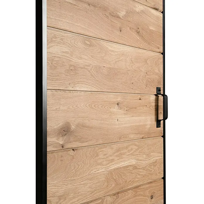 Kornik Holzschiebetür Industrial Basic - 95 x 206 cm, Eiche - Detailansicht einer Holztür mit horizontalen Brettern und schwarzem Griff, die eine rustikale und moderne Ästhetik vereint.