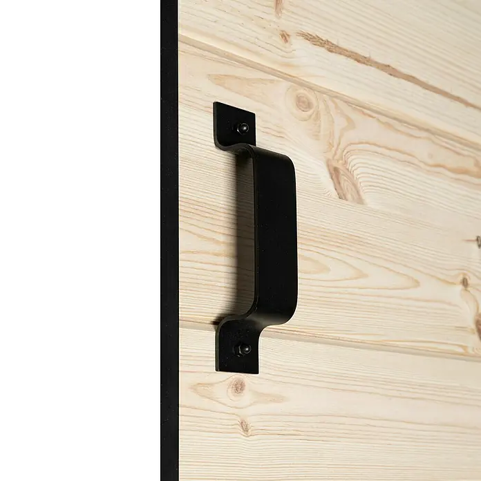 Kornik Holzschiebetür Industrial Basic - 95 x 206 cm, Kiefer - Nahaufnahme eines schwarzen Türgriffs an einer hellen Holztür, der einen rustikalen und funktionalen Look für jedes Interieur bietet.