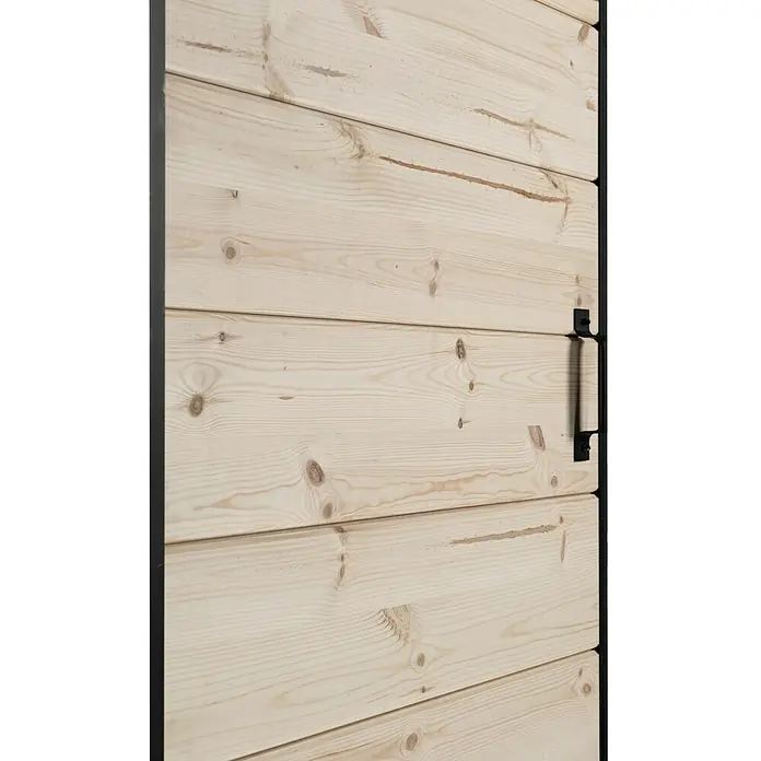Kornik Holzschiebetür Industrial Basic - 95 x 206 cm, Kiefer - Nahaufnahme einer Holztür mit einem markanten schwarzen Türgriff, der das helle Holz kontrastiert und einen rustikalen Charme verleiht.