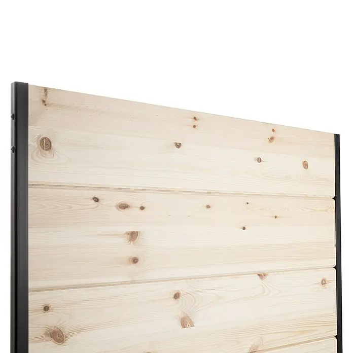 Kornik Holzschiebetür Industrial Basic - 95 x 206 cm, Kiefer - Detailaufnahme einer hellen, unbehandelten Holzverkleidung mit dunklen Metallrahmen, die eine natürliche und moderne Ästhetik bietet.