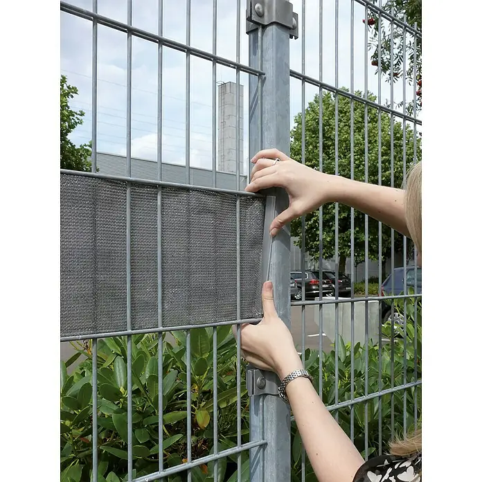 Videx Klemmprofile - Transparent, 10 Stk., 19 x 1,5 cm - Die Installation eines Sichtschutzzauns mit grauem Netzstoff wird gezeigt, der Privatsphäre bietet und gleichzeitig das Aussehen des Zauns verbessert.