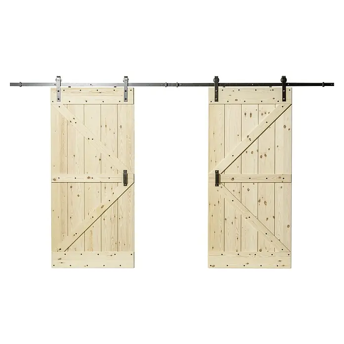 Kornik Holzschiebetür Loft - 96 x 206 cm, Kiefer - Zwei helle Holztüren mit Beschlägen hängen an einer Metallschiene. Die Schiebetüren sind im Scheunenstil gefertigt.