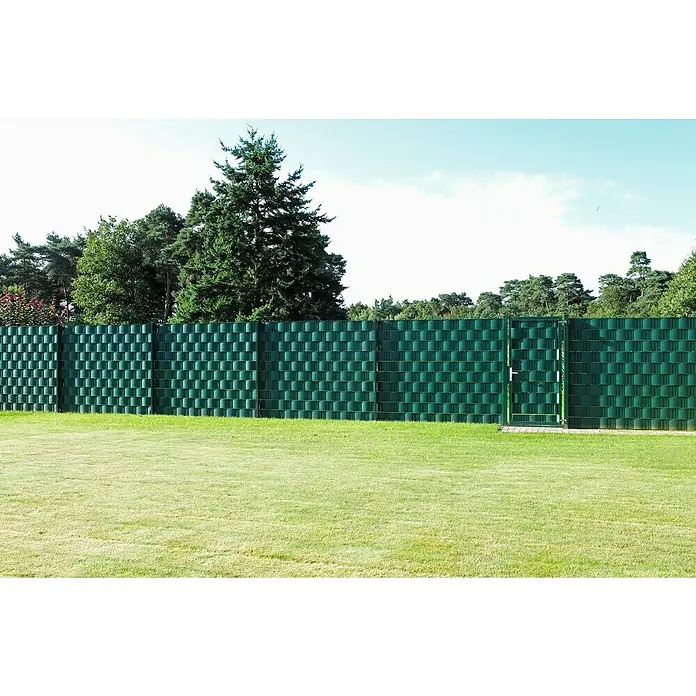 Videx Sichtschutzstreifen - Grün, 2 Stk., 200 x 9,5 cm - Eine grüne, blickdichte Kunststoffzaunanlage mit einer kleinen Tür in einem Garten mit Rasen und Bäumen im Hintergrund.