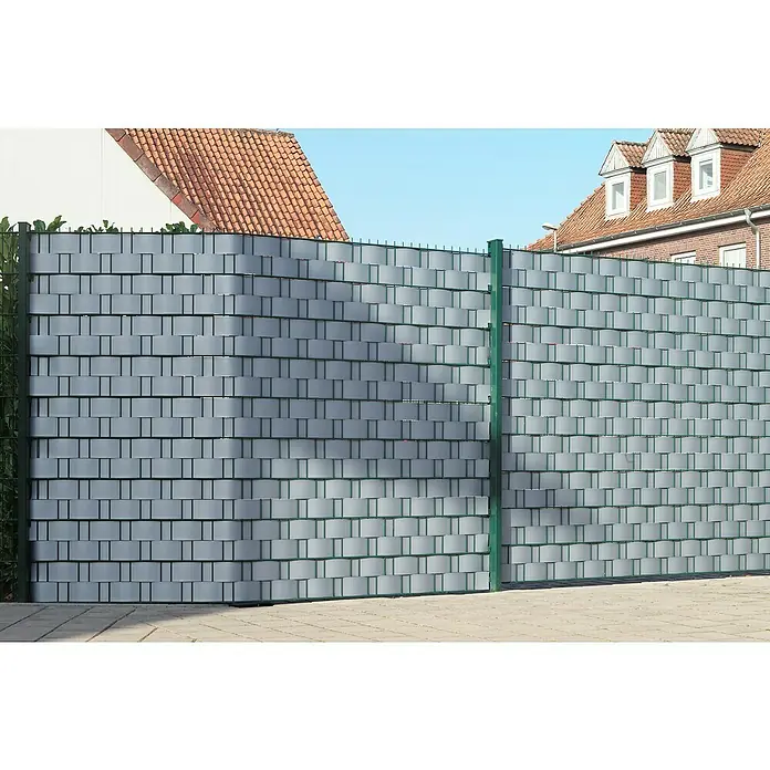 Videx Sichtschutzstreifen - Aluminium-Optik, 2 Stk., 200 x 9,5 cm - Zaun mit grauen Sichtschutzstreifen vor einem Wohnhaus.