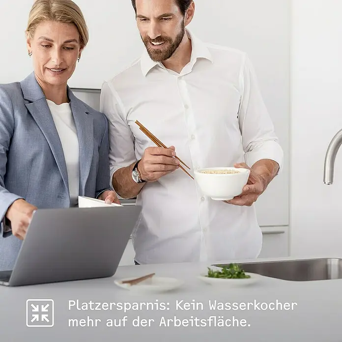Stiebel Eltron Heißwassersystem HOT 2.6 N Premium + 3in1 b - Durchflussmenge: 2,5 l/min, 95 °C, Gebürstet - Das Bild zeigt eine moderne Küche mit einer platzsparenden Lösung, die den Wasserkocher überflüssig macht.