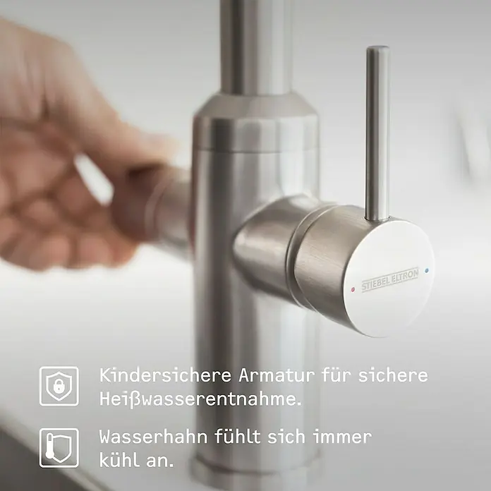 Stiebel Eltron Heißwassersystem HOT 2.6 N Premium + 3in1 b - Durchflussmenge: 2,5 l/min, 95 °C, Gebürstet - Nahaufnahme einer Stiebel Eltron Armatur mit Sicherheitsmerkmalen für Kinder und stets kühler Oberfläche.