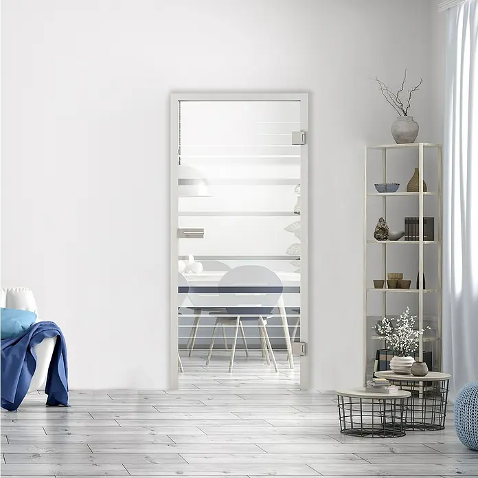 Diamond Doors Glasdrehtür Lines Flowing - 834 x 1.972 mm, DIN Rechts, Einscheibensicherheitsglas (ESG) - Eine moderne, gestreifte Glastür mit einem schlichten, weißen Rahmen, die einen hellen Raum mit minimalistischer Einrichtung zeigt.