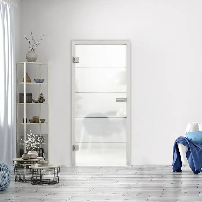 Diamond Doors Glasdrehtür Lines Positiv - 709 x 1.972 mm, DIN Links, Einscheibensicherheitsglas (ESG) - Ein modernes, weißes Glastür-Design mit horizontalen Streifen und einem minimalistischen Griff. Die Tür fügt sich nahtlos in den hellen Raum ein.