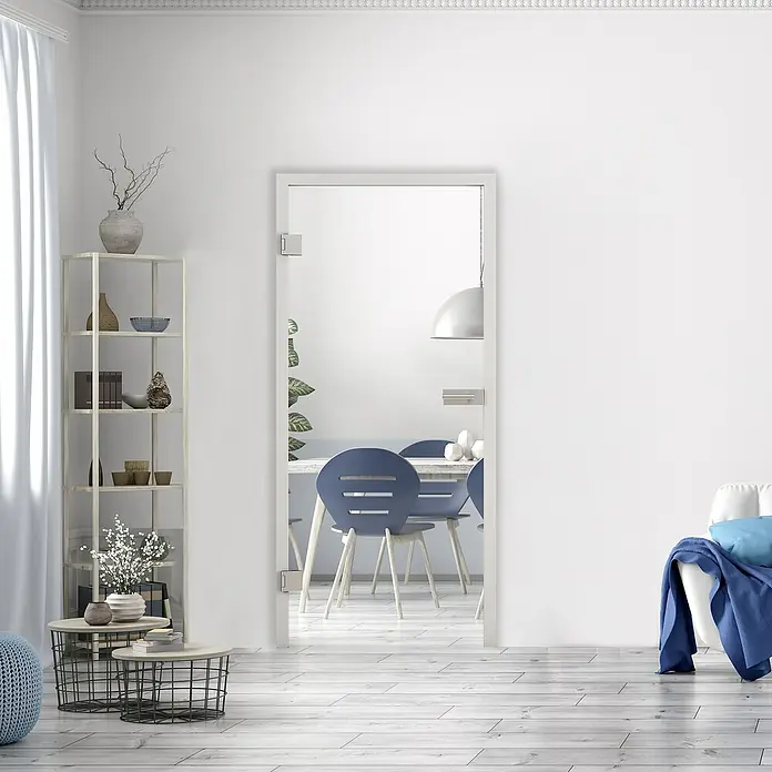 Diamond Doors Glasdrehtür Clear - 709 x 1.972 mm, Klarglas, Einscheibensicherheitsglas (ESG) - Ein stilvolles Interieur mit einer modernen Glasschiebetür, die den Blick auf einen eleganten Essbereich freigibt.