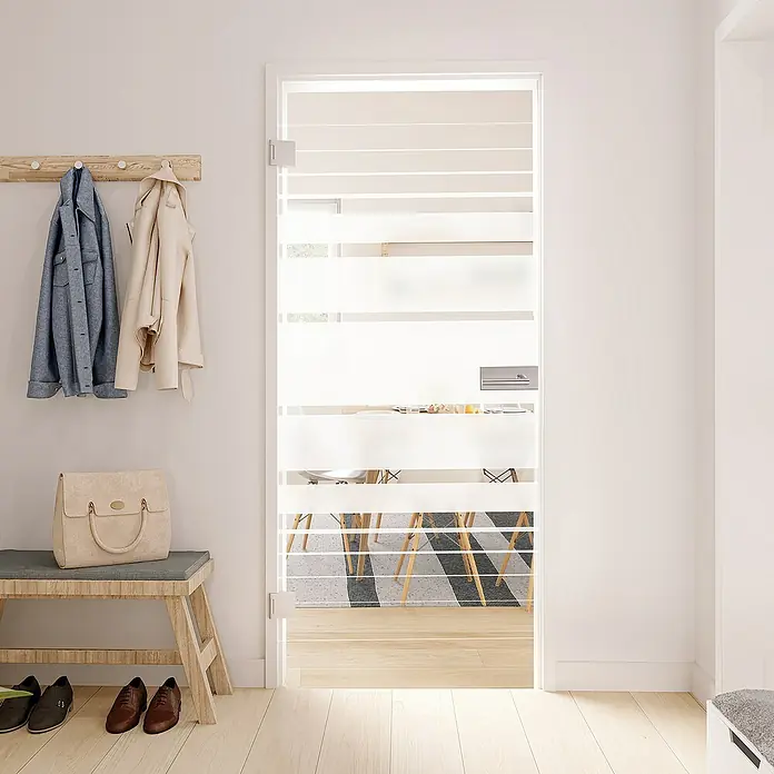 Diamond Doors Glasdrehtür Lines Flowing - 834 x 1.972 mm, DIN Links, Einscheibensicherheitsglas (ESG) - Ein modernes Interieur mit einer stilvollen Glastür mit horizontalen Streifen, die für Privatsphäre sorgt und gleichzeitig Licht durchlässt.