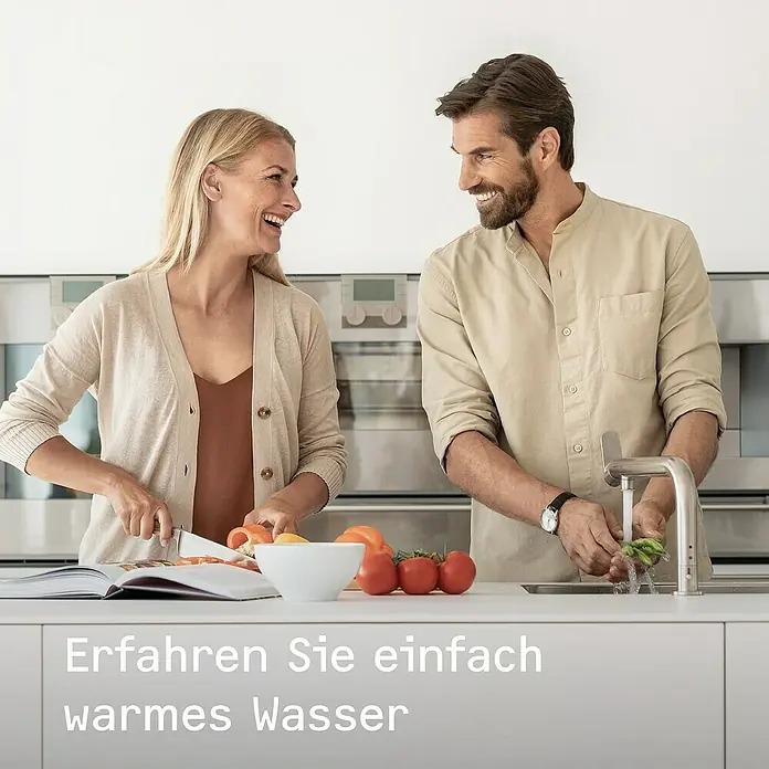 Stiebel Eltron Warmwasserspeicher UFP 5 Trend - 5 l, 2.000 W, Temperaturbereich: 35 °C - 85 °C, Untertischmontage - Attraktives Paar in der Küche mit Küchenarmatur. Der Mann spült Gemüse, während die Frau lächelnd Gemüse schneidet und ein Kochbuch liest.