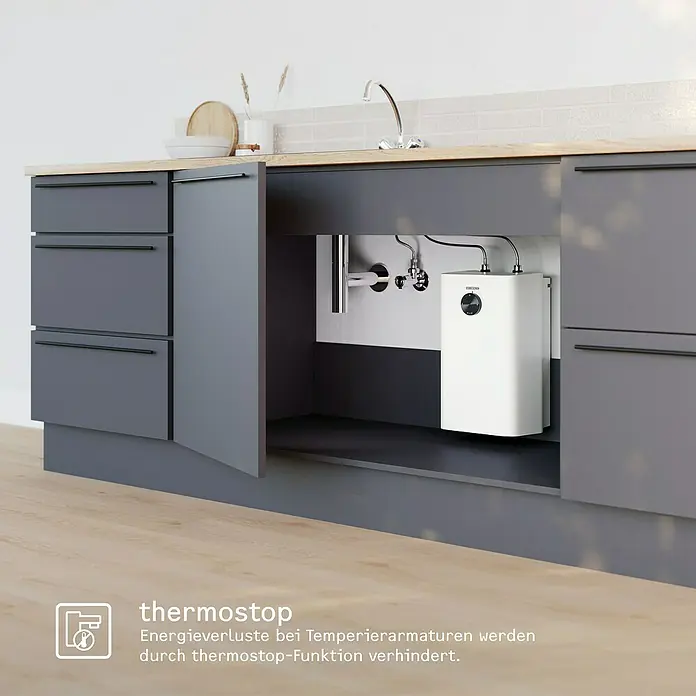 Stiebel Eltron Warmwasserspeicher UFP 5 Trend - 5 l, 2.000 W, Temperaturbereich: 35 °C - 85 °C, Untertischmontage - Das Bild zeigt einen modernen, elektronischen Durchlauferhitzer, der unter einem Spültisch montiert ist.