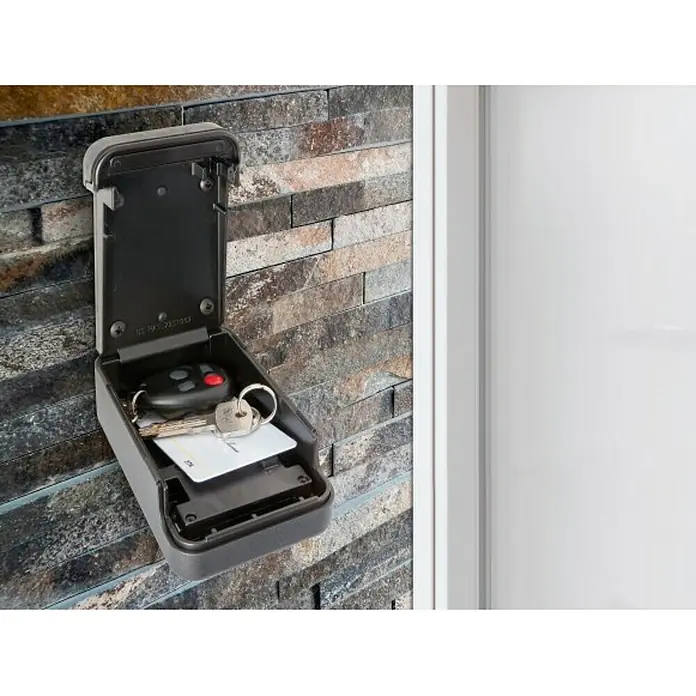 Arregui Caja para llaves Keeper SEG011 - 1 ud., 8,5 x 3,5 x 11,8 cm - Caja fuerte para llaves abierta montada en una pared, con llaves y una tarjeta dentro, diseñada para el almacenamiento seguro de llaves.