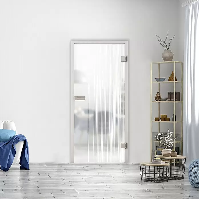 Diamond Doors Glasdrehtür 584 - 709 x 1.972 mm, DIN Anschlag: Rechts, Milchglas - Milchglastür mit vertikalen Streifen und weißem Rahmen in einem modernen Wohnzimmer.
